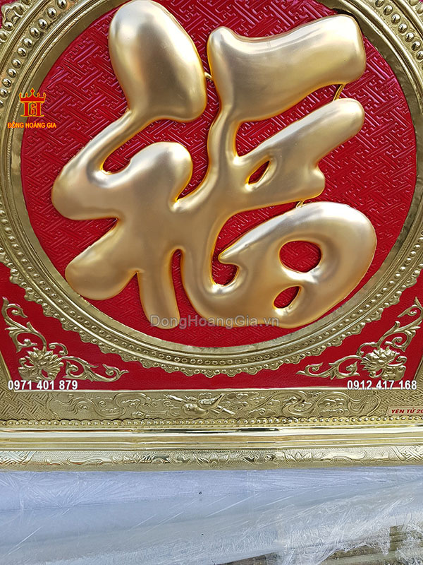 Nổi bật trên nền đỏ là chữ Phúc được chạm thúc theo tiếng Hán, với bề mặt bên ngoài dát vàng 9999 vô cùng sang trọng
